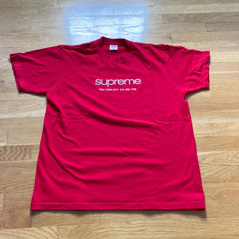 Red supreme shop T-shirt size Large